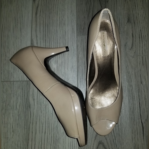 Bandolino Faux Pantent Leather Taupe Heel - Picture 2 of 4